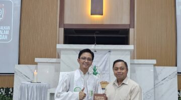 Inspirasi dari Pesisir Iman: Penyerahan Buku “Maritime Theology” Menggugah Semangat Pelayanan di Makassar.