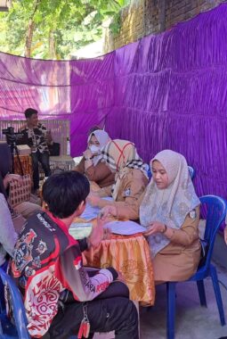 Bhabinkamtibmas Bunga Ejaya Pantau Pelayanan Adminduk dan Pasar Murah di Wilayahnya