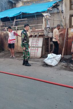 Guna Menciptakan Wilayah Pasar Yang Bersih, Koramil 1408-03/Wajo Gencar Melaksanakan Karya Bakti Pembersihan Pasar Bacan Kel. Melayu Baru Kec. Wajo