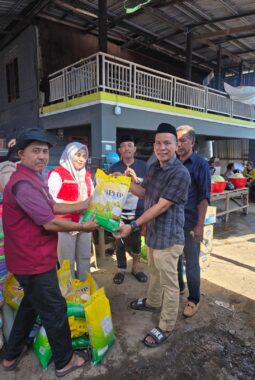 Direktur CV. Cahaya Mutiara Indonesia, Muh.darwis Rasyid Menyerahkan Bantuan Korban kebakaran